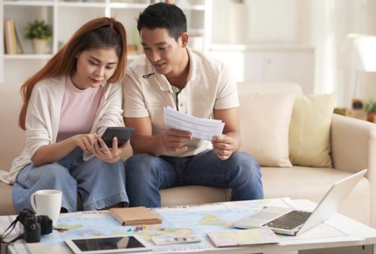 Phụ huynh chuẩn bị bảo hiểm cho con đi nước ngoài