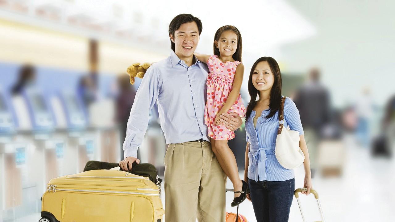 Phụ huynh chuẩn bị hồ sơ và bảo hiểm cho học sinh đi nước ngoài